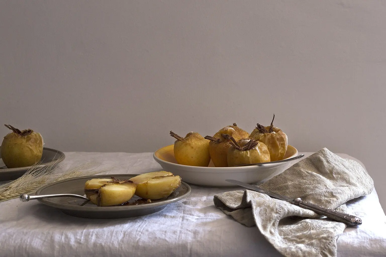 Яблоки с мёдом и корицей в духовке