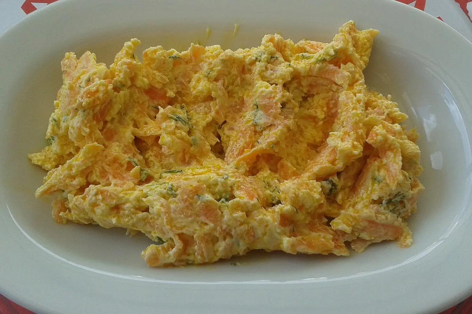 Салат из моркови с сыром и чесноком